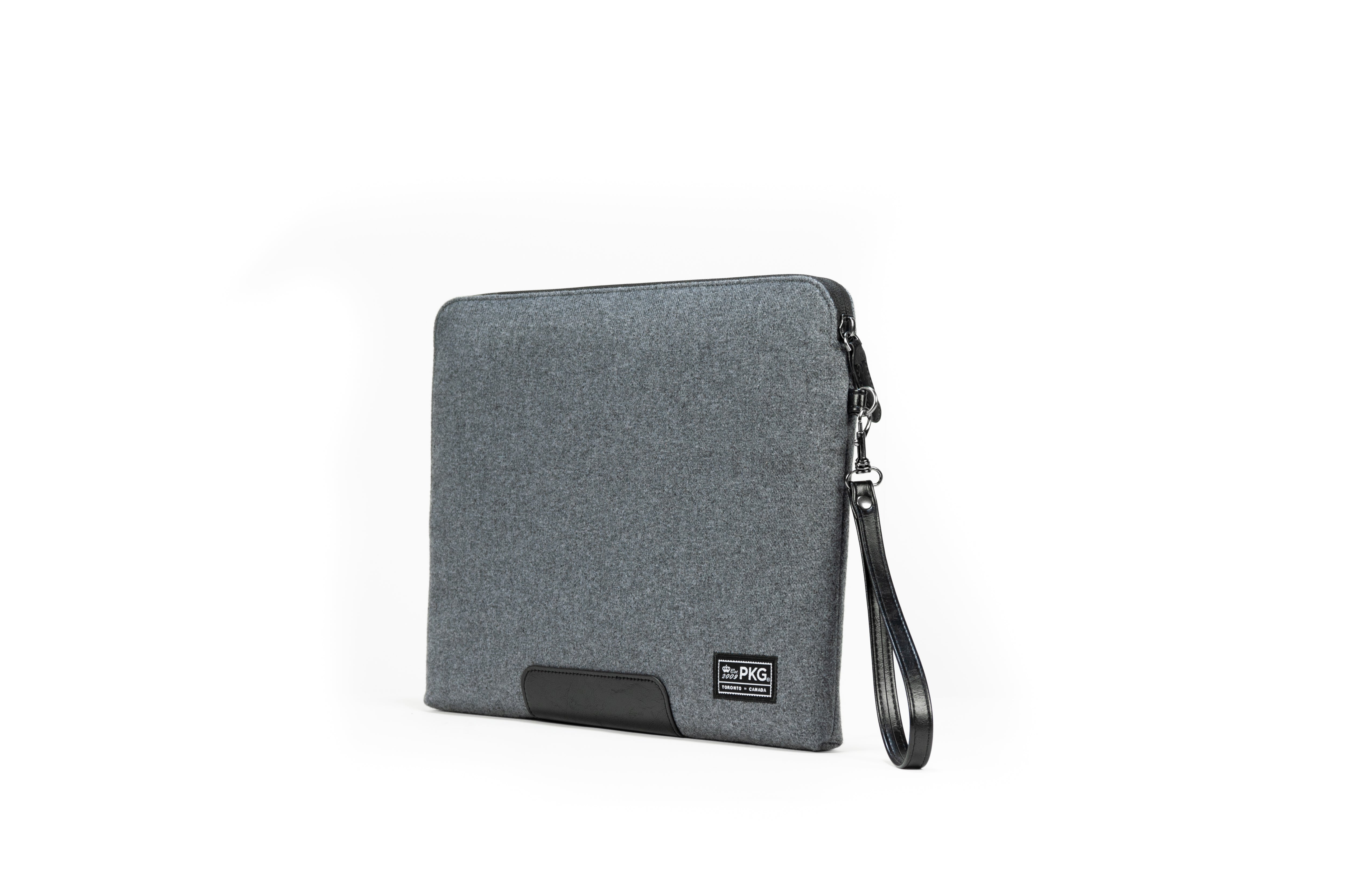 PKG Slouch sleeve (wool grey) is a sophisticated laptop sleeve and file carrier for 15.6-inch laptops. Stylish and padded, it ensures weather resistant protection outside the office