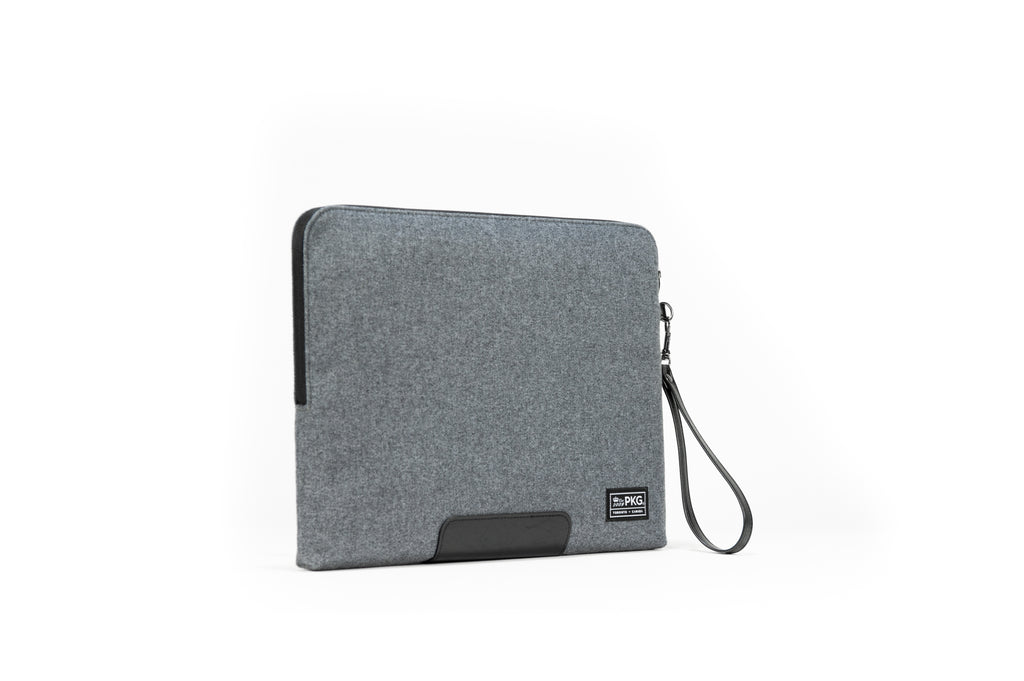 PKG Slouch sleeve (wool grey) is a sophisticated laptop sleeve and file carrier for 15.6-inch laptops. Stylish and padded, it ensures weather resistant protection outside the office