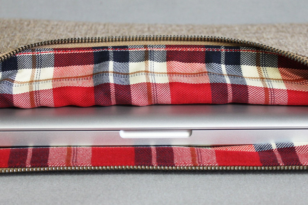 PKG Slouch sleeve (tweed) detailed view of inner plaid style fabric with laptop inside