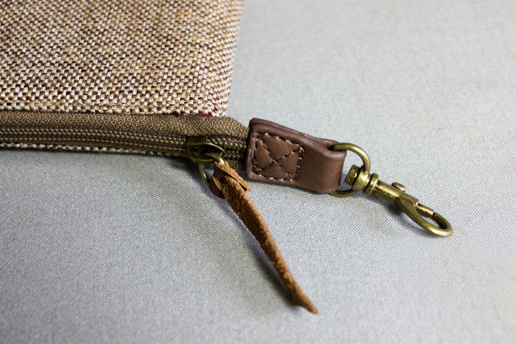 allPKG Slouch sleeve (tweed) detailed view of zipper and detachable wrist strap clip