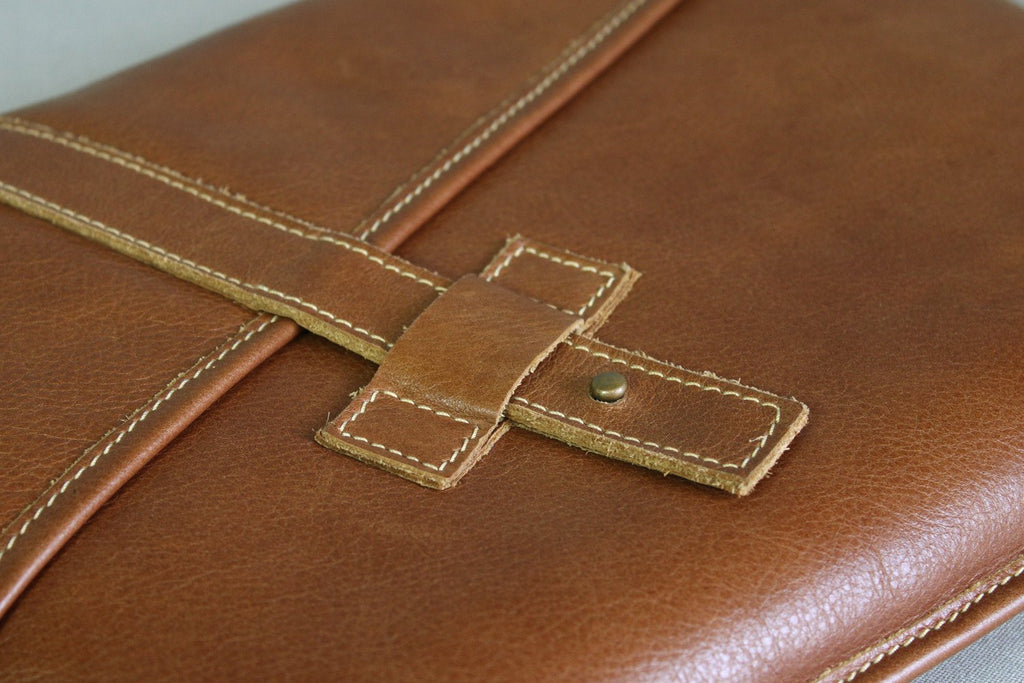 PKG Slim Leather Sleeve 13" (tan) detailed view of locking strap