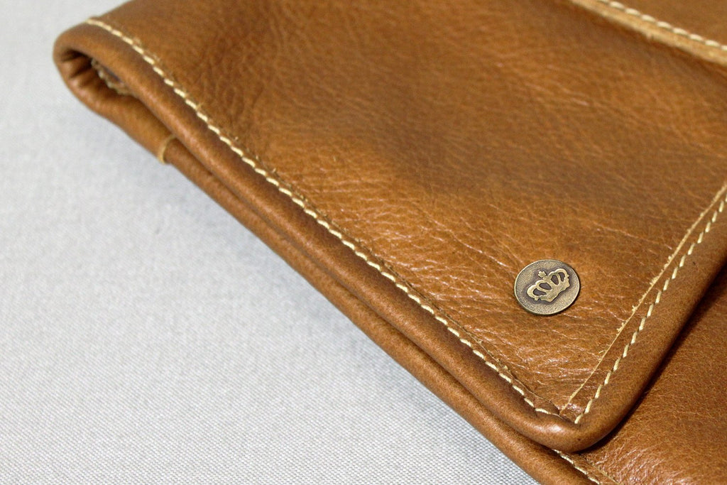PKG Slim Leather Sleeve 13" (tan) detailed view of material and design quality