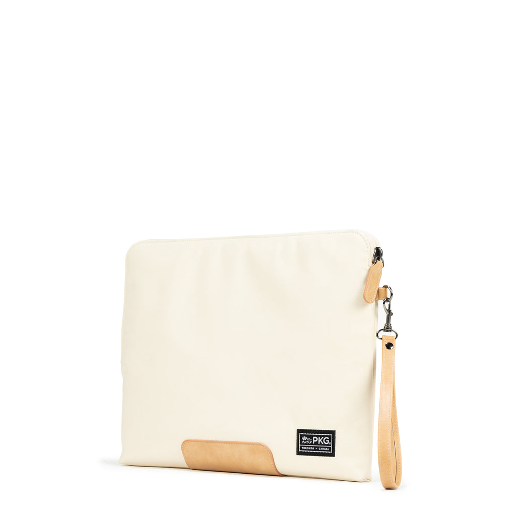PKG Slouch sleeve (sand) is a sophisticated laptop sleeve and file carrier for 15.6-inch laptops. Stylish and padded, it ensures weather resistant protection outside the office