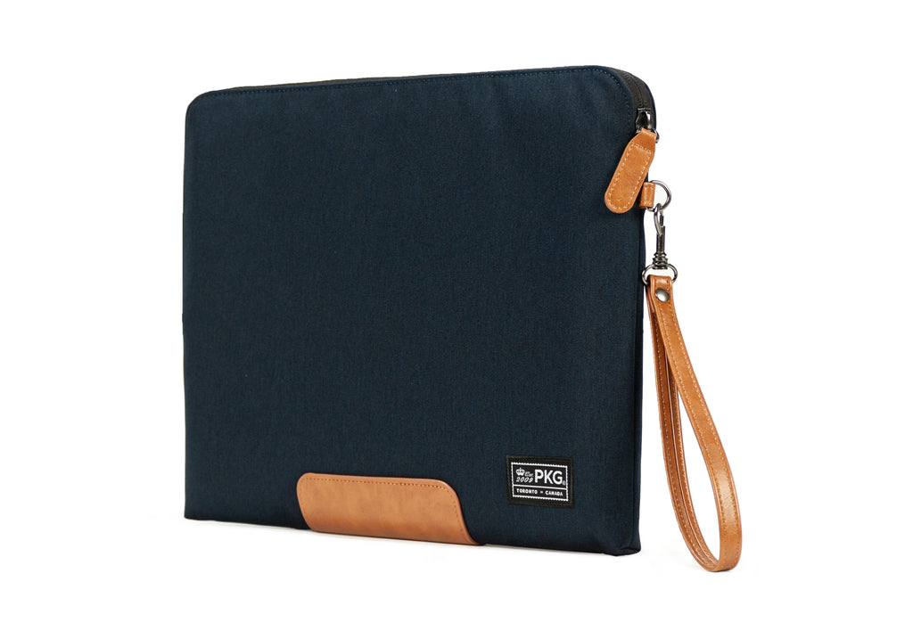 PKG Slouch sleeve (navy) is a sophisticated laptop sleeve and file carrier for 15.6-inch laptops. Stylish and padded, it ensures weather resistant protection outside the office